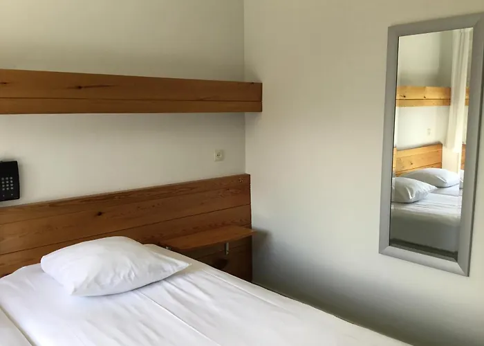 호텔 Hotel Steensel 3*